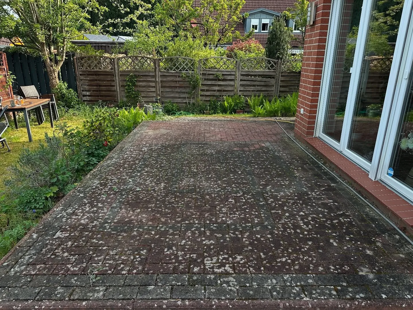 Terrasse vor der Reinigung
